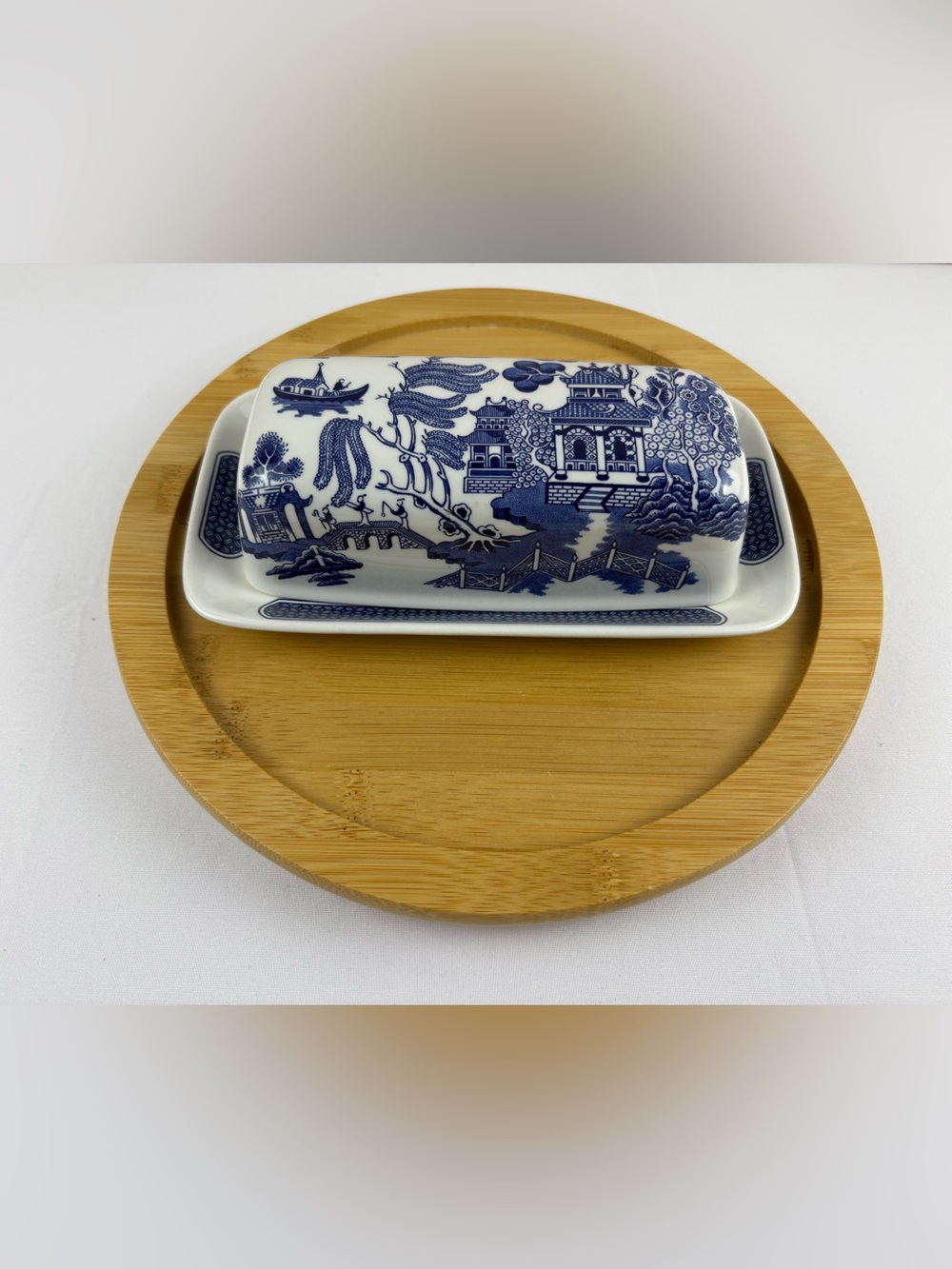 Vintage Churchill England Blue Willow pattern covered butter dish. - Picture 2 of 4